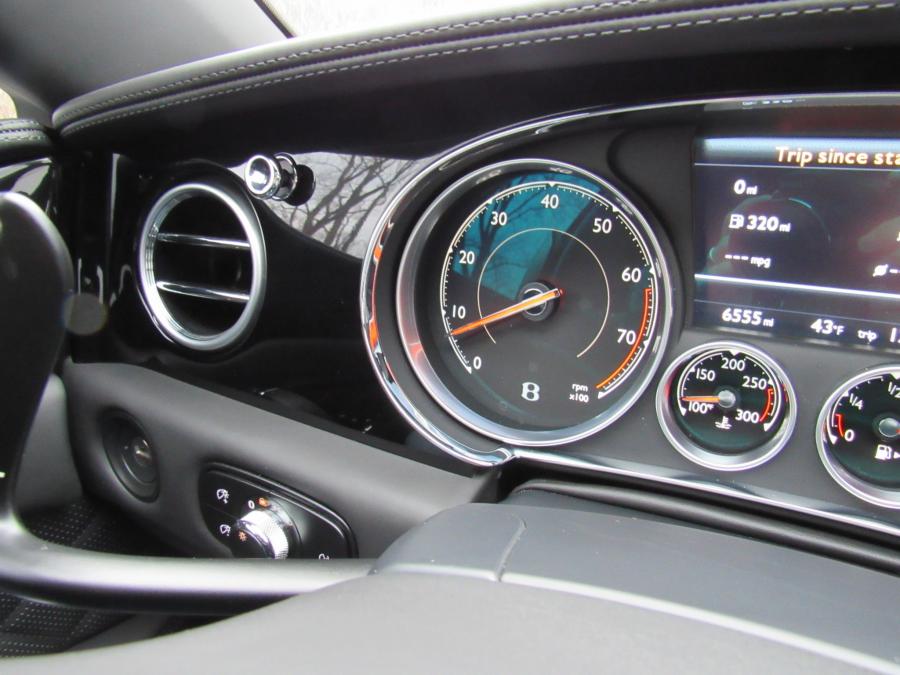 Панель приборов Bentley Flying Spur V8 S 2017 года  (фото 61 из 154)